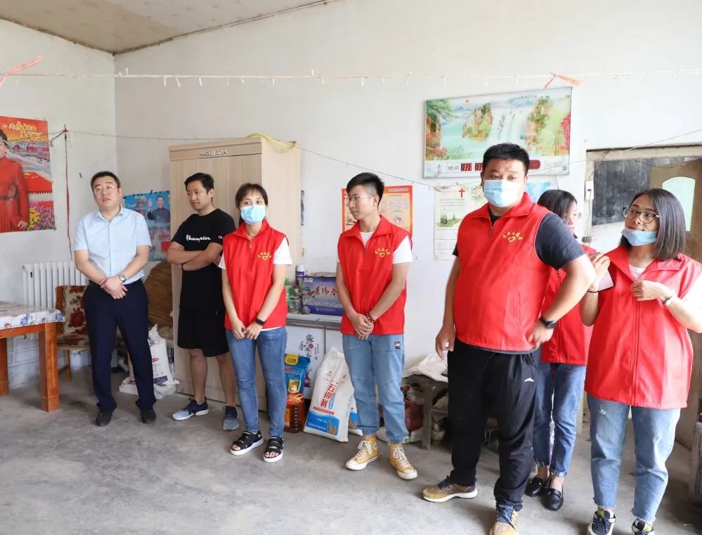 扶貧濟困獻愛心 真情幫扶暖人心 —長田實業團委開展“金暉助老?青年文明號送溫暖”活動